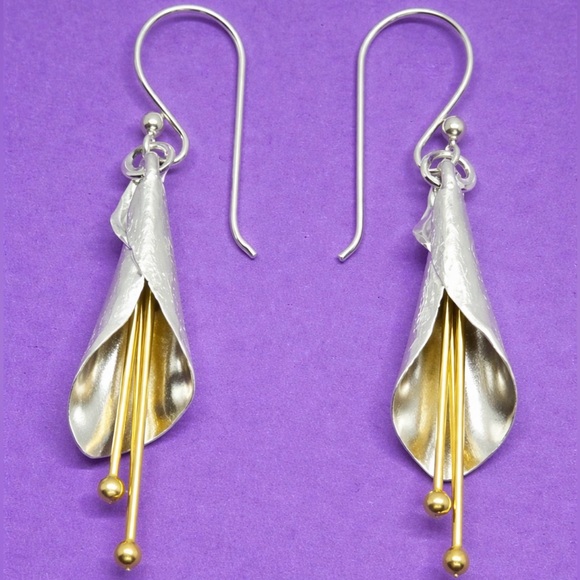 “Alluring Lily” Delicate Calla Flower Floral Tiered Stamen Chandelier Earrings - Picture 7 of 11